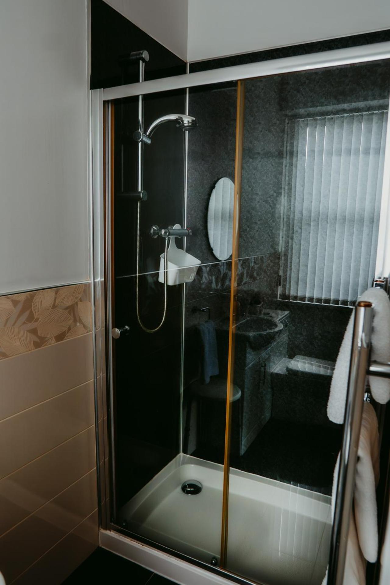 לארגס Dawn Break Guest House מראה חיצוני תמונה